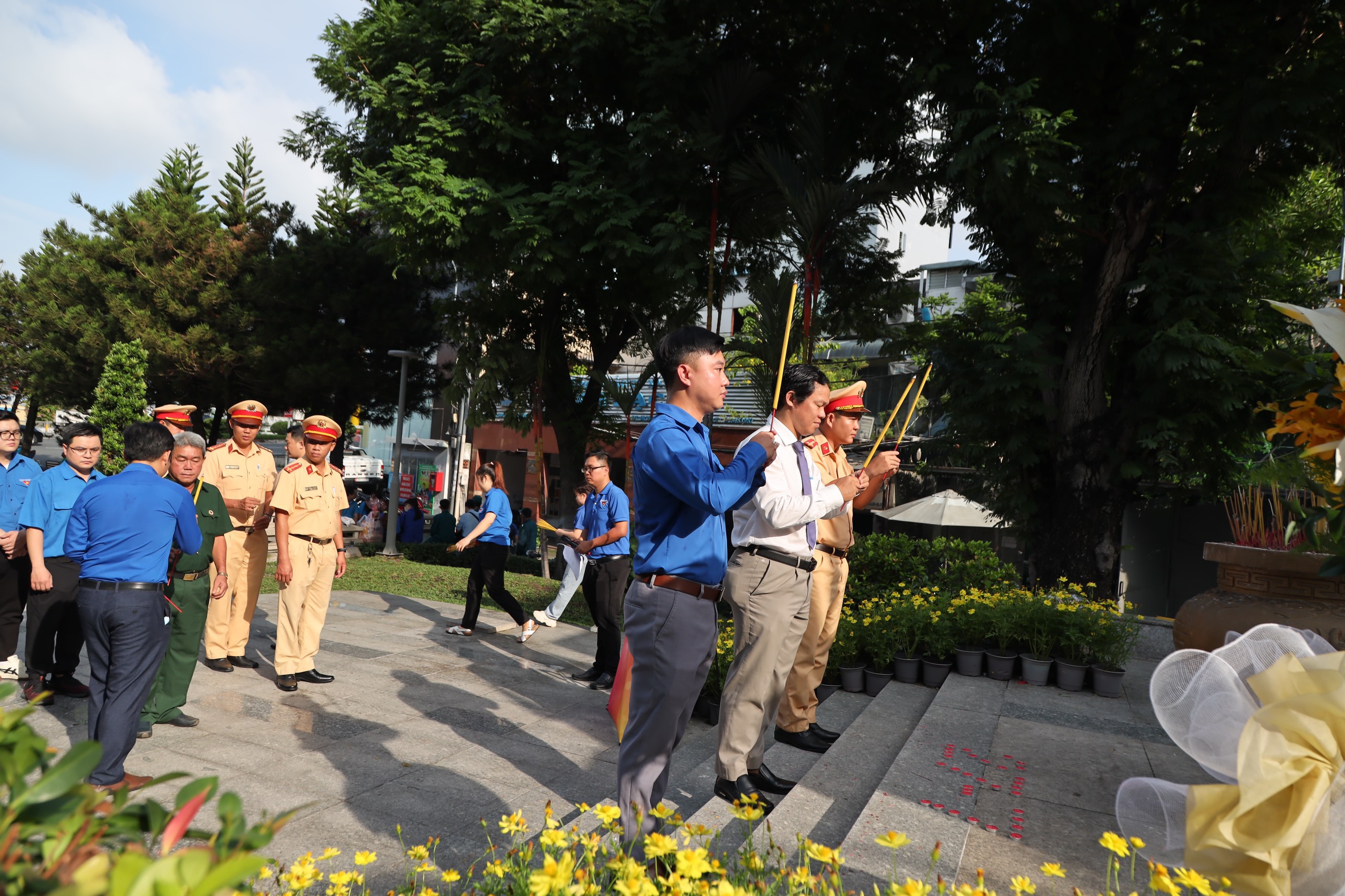 Dâng hương, dâng hoa và thắp nến tri ân tại Đài Liệt sỹ quận 3