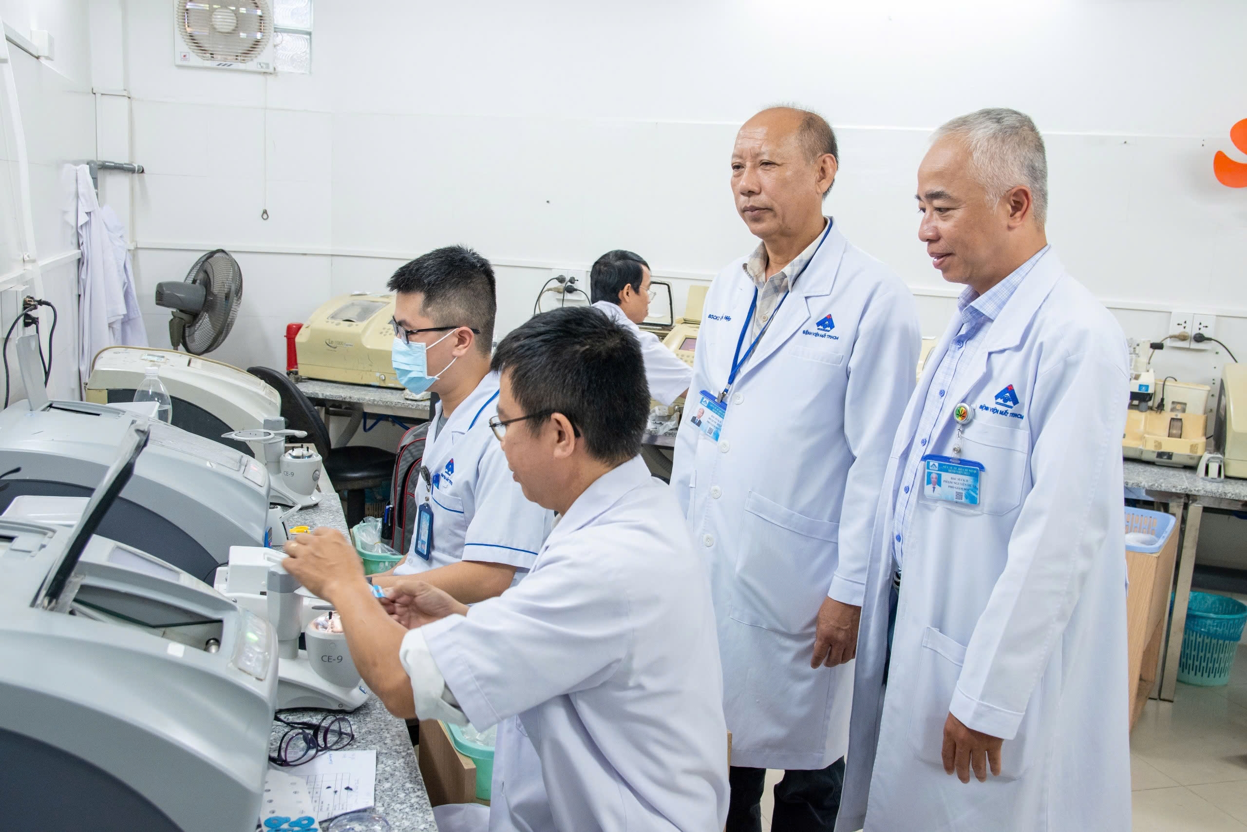 Ban Giám đốc tham quan Phòng Kỹ Thuật Mài Lắp kính thuốc 