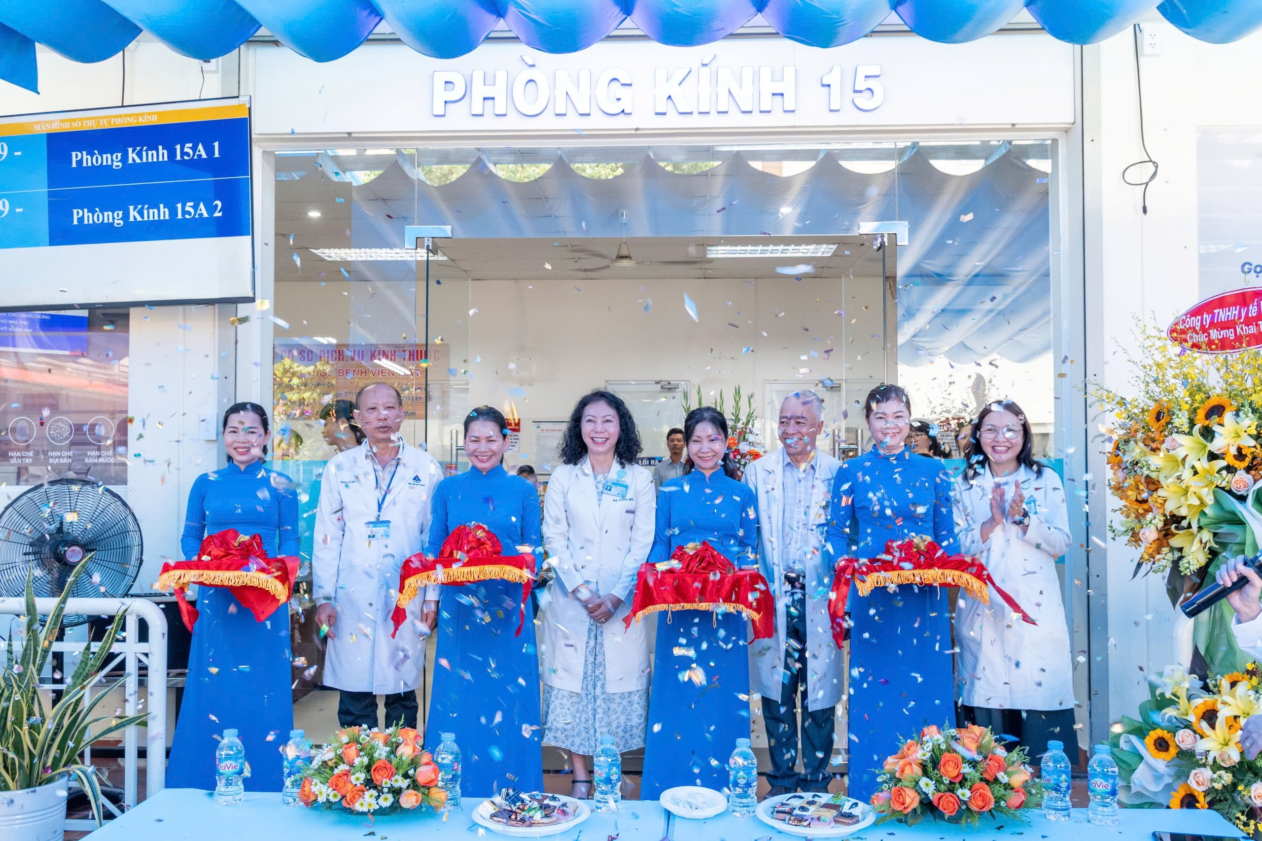 Cắt băng khai trương 