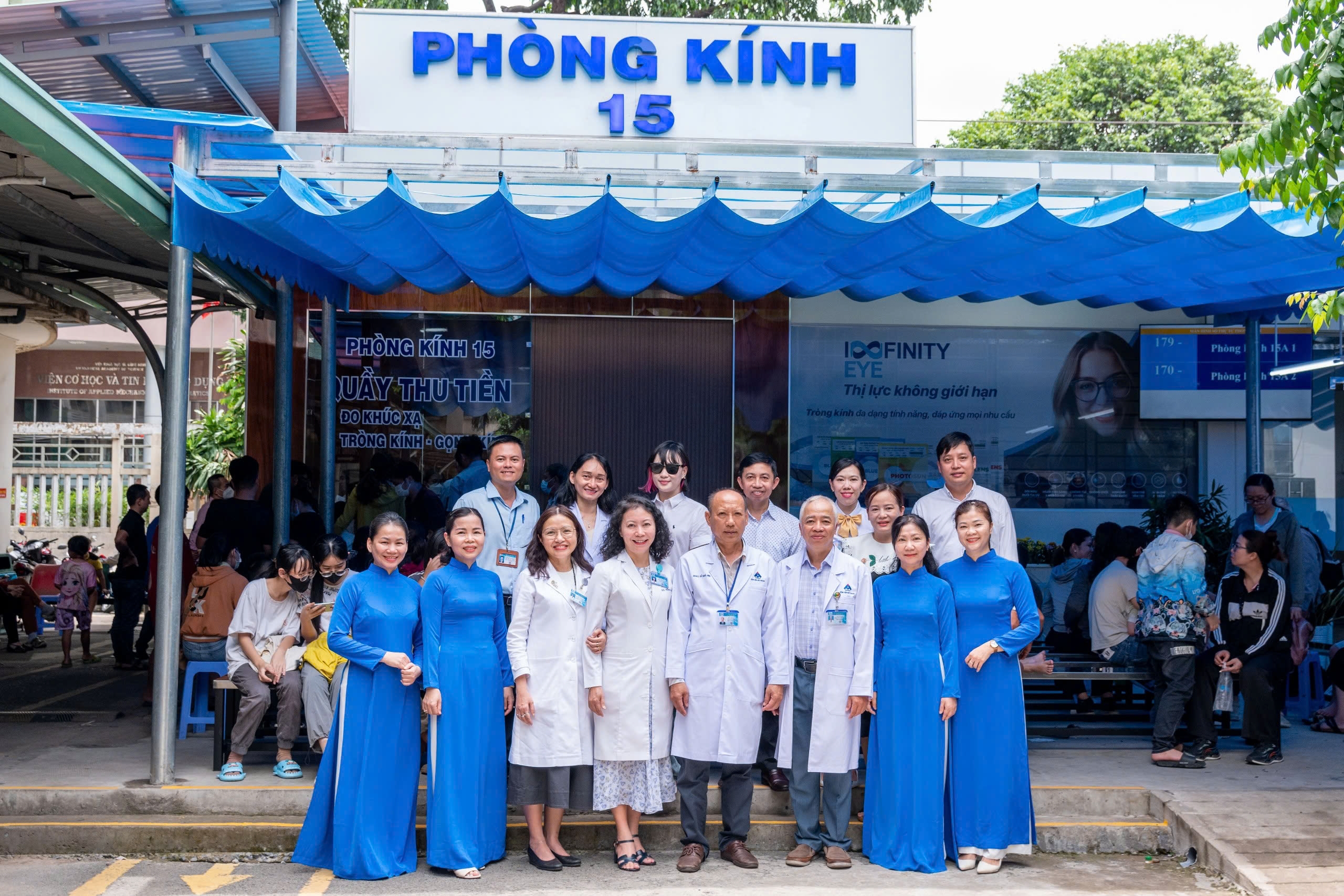 Bạn Giám đốc và Trưởng các Khoa Phòng đến tham dự khai trương hoạt động Phòng Kính 15
