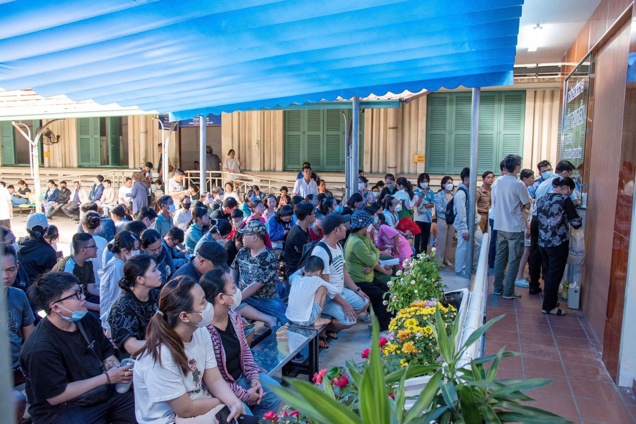 Bệnh nhân đang ngồi chờ khám tại Phòng Kính 15 rất đông vì tin tưởng vào uy tín, chất lượng khám và dịch vụ của Khoa Khúc Xạ